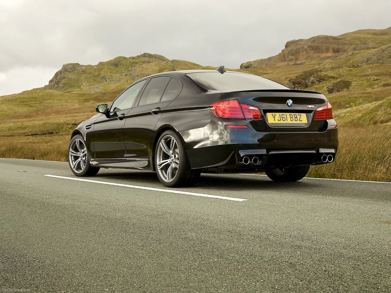 BMW M5 [UK] (2012) – zadní tříčtvrteční pohled