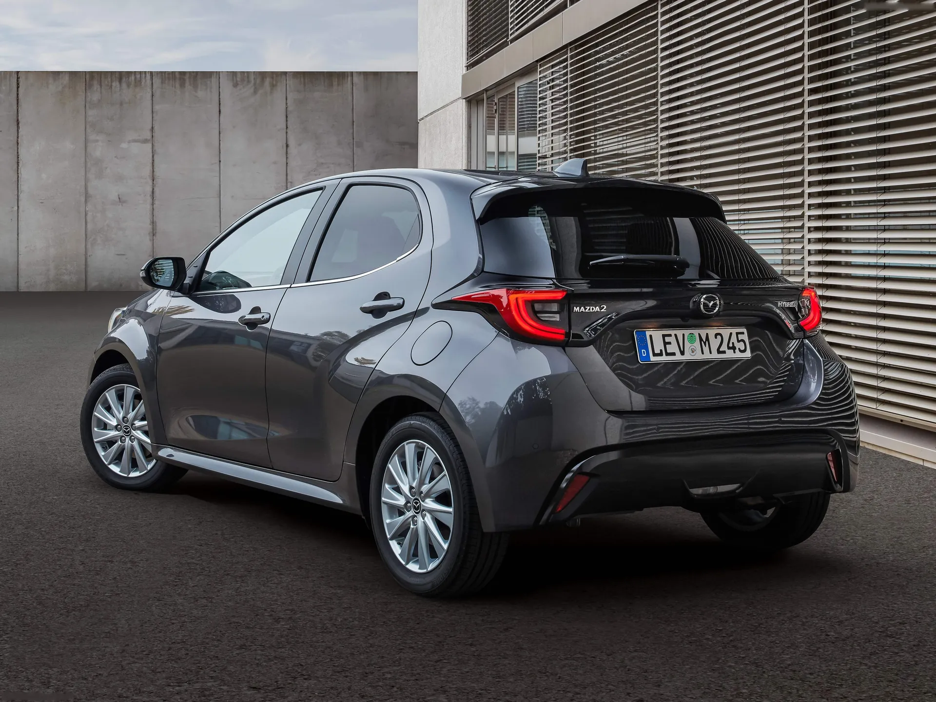 Mazda 2 Hybrid (2022) – zadní tříčtvrteční pohled