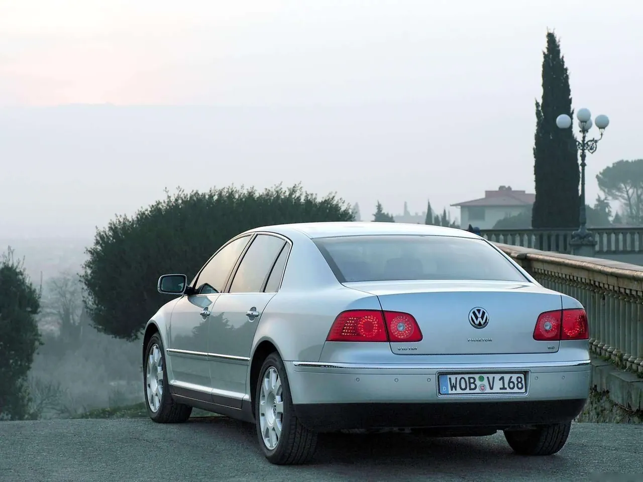Volkswagen Phaeton V10 TDI (2003) - Rear Three-Quarter