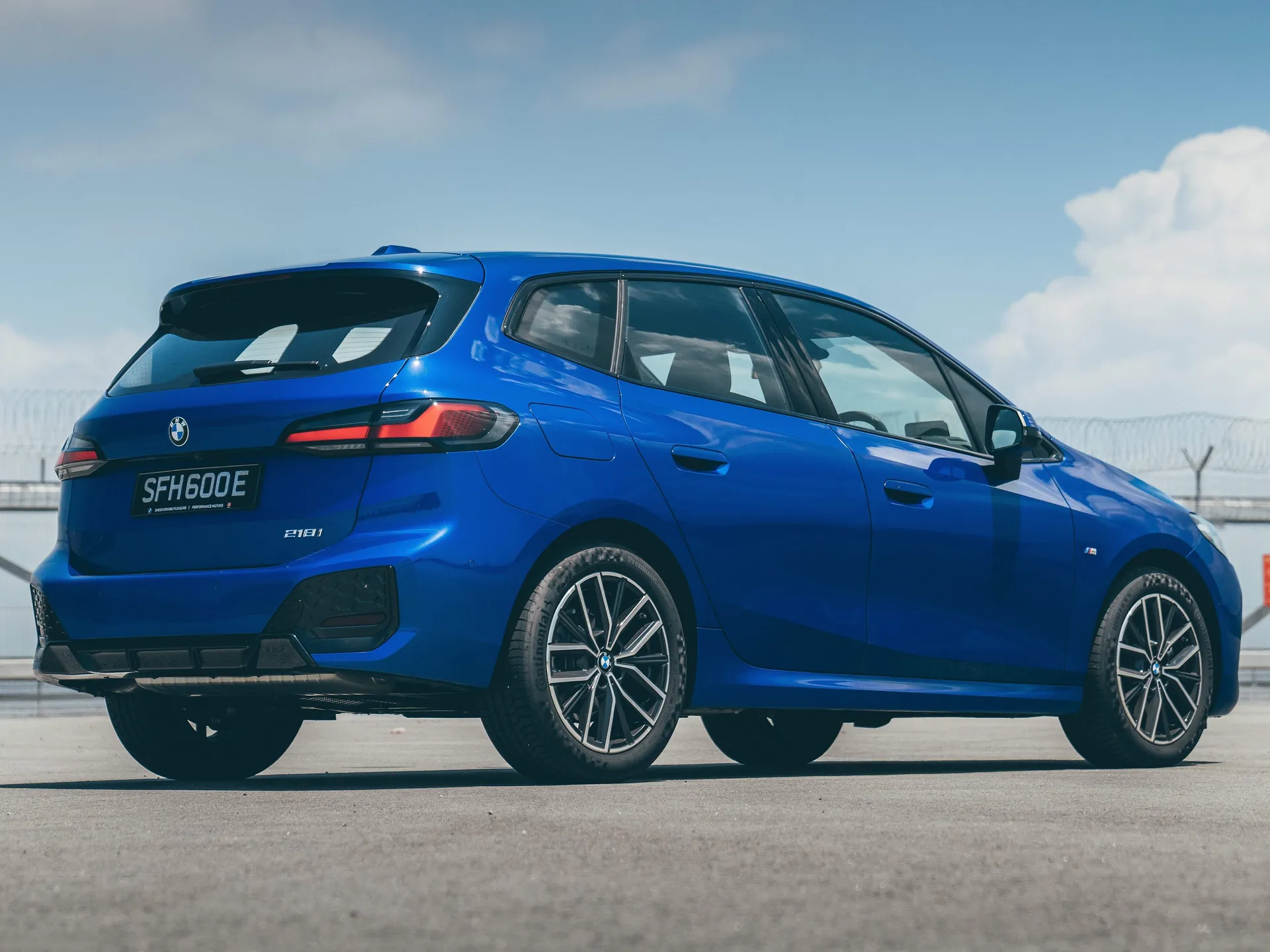 BMW 218i Active Tourer M Sport (2022) – zadní tříčtvrteční pohled