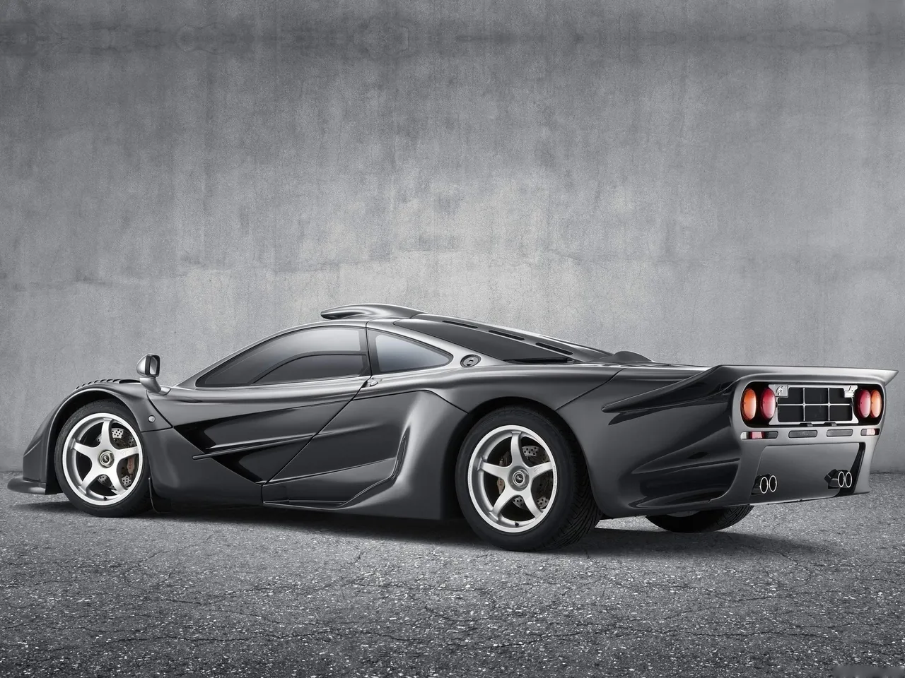 McLaren F1 GT (1997) – zadní tříčtvrteční pohled