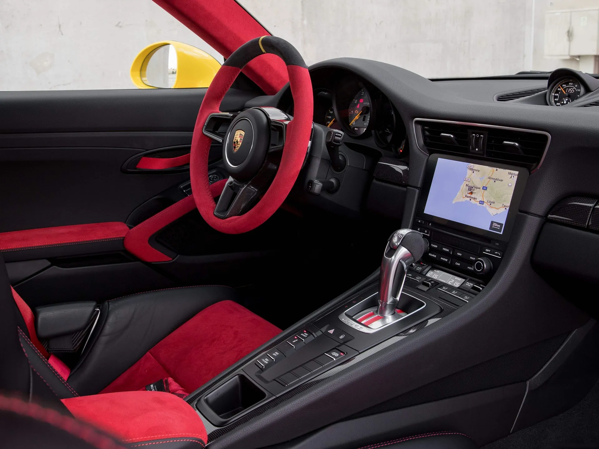 Porsche 911 GT2 RS (2018) – interiér