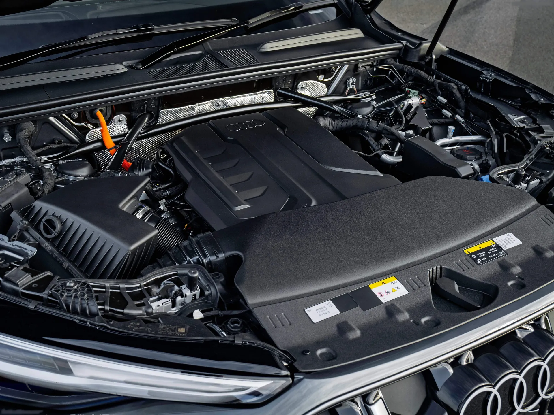 Audi Q5 e-hybrid [UK] (2026) – motorový prostor