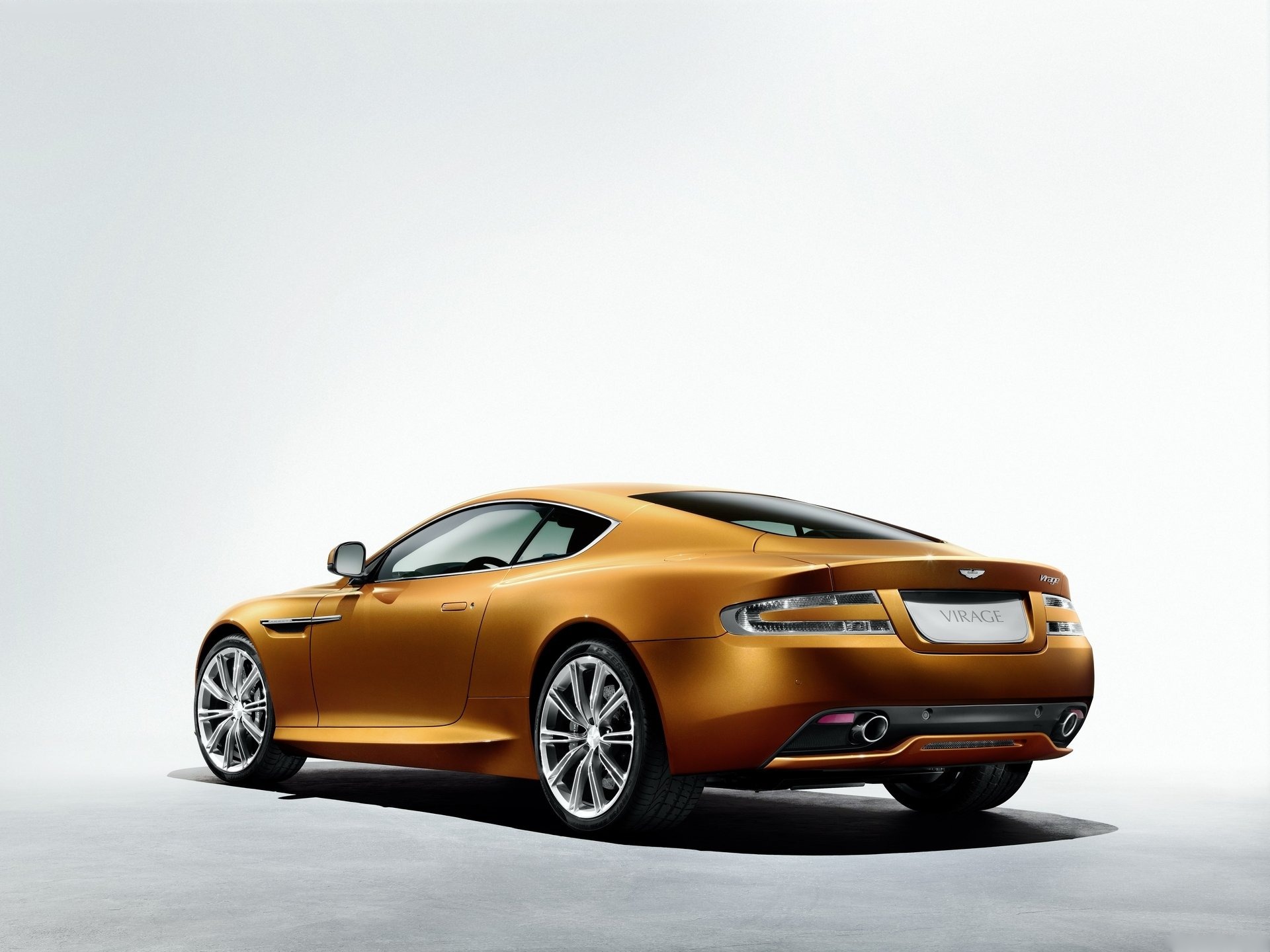 Aston Martin Virage (2012) – zadní tříčtvrteční pohled