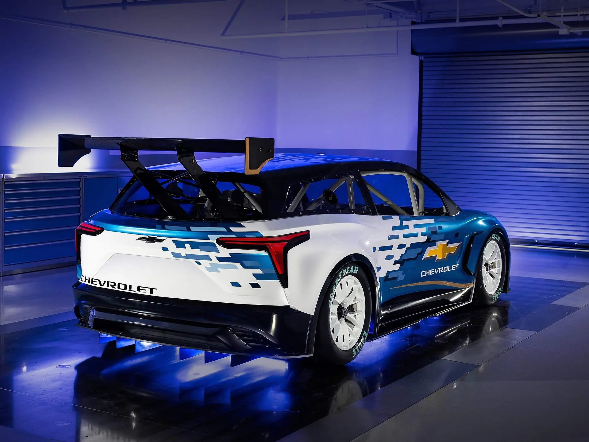 Chevrolet Blazer EV.R NASCAR Concept (2025) – zadní tříčtvrteční pohled