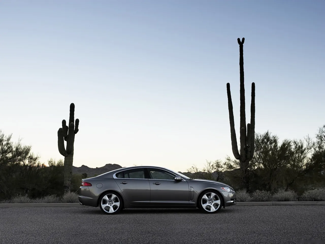Jaguar XF (2009) – boční profil