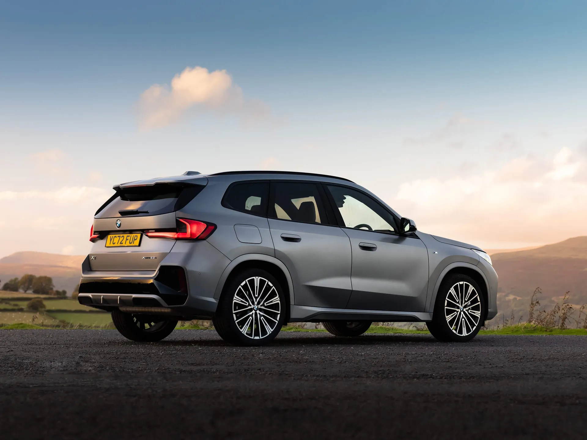 BMW X1 [UK] (2023) – zadní tříčtvrteční pohled