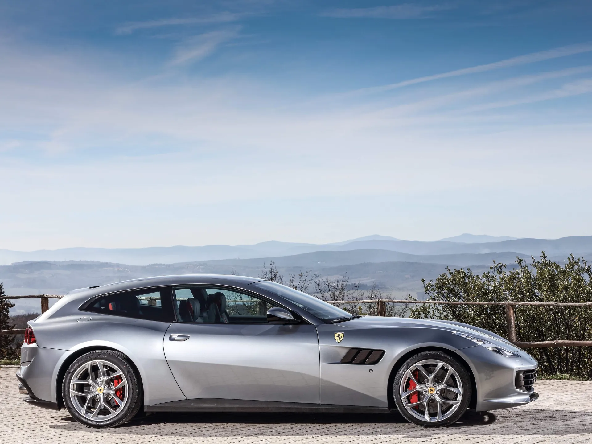 Ferrari GTC4 Lusso T (2017) - Side Profile
