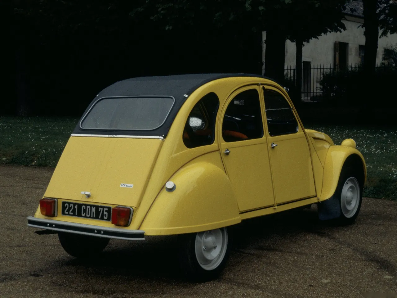 Citroen 2CV Spcial (1979) – zadní tříčtvrteční pohled