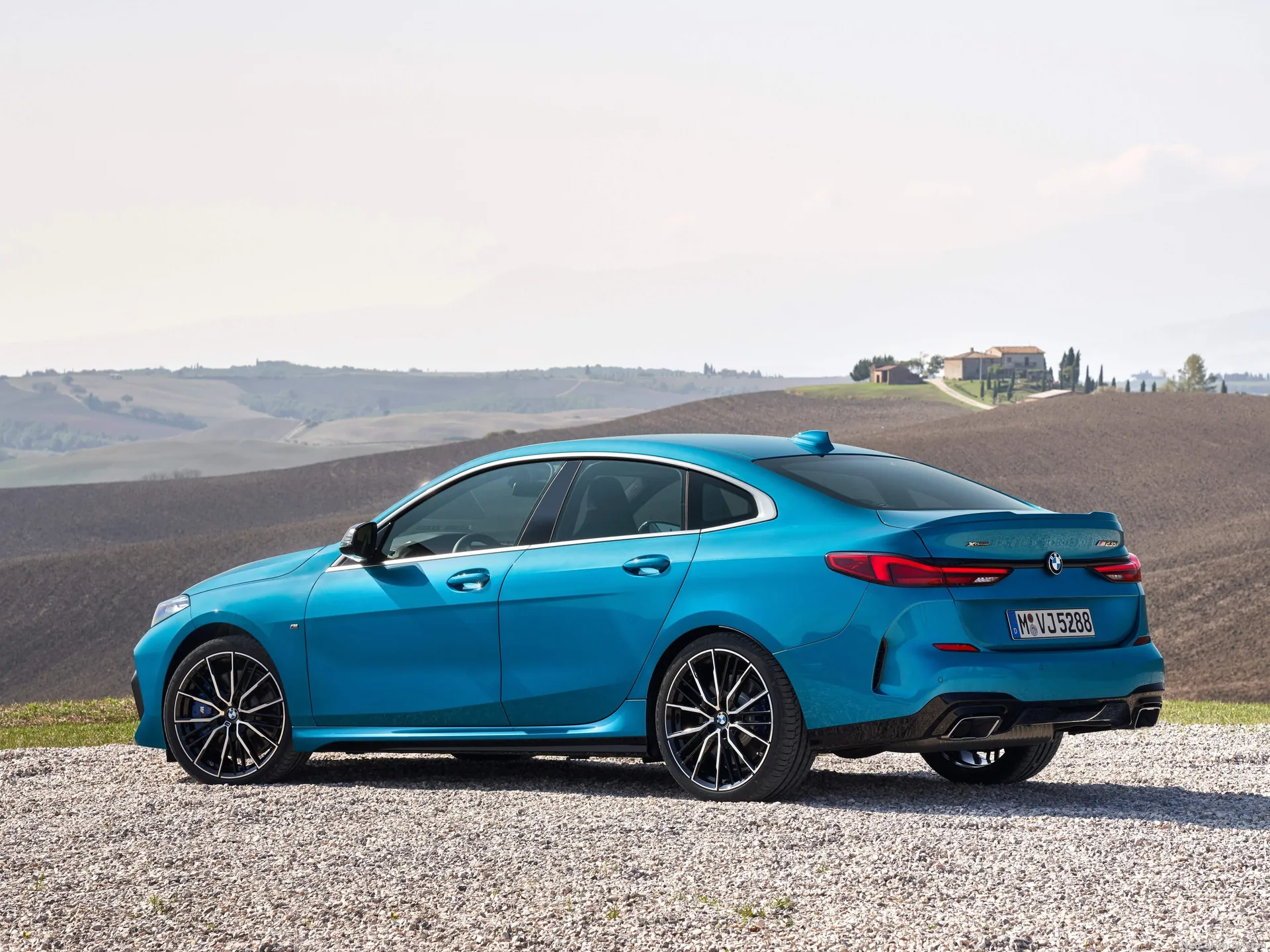 BMW M235i xDrive Gran Coupe (2020) – zadní tříčtvrteční pohled