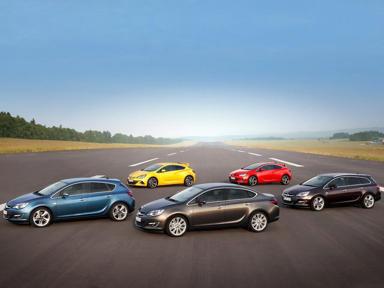 Opel Astra Sedan (2013) – modelová řada