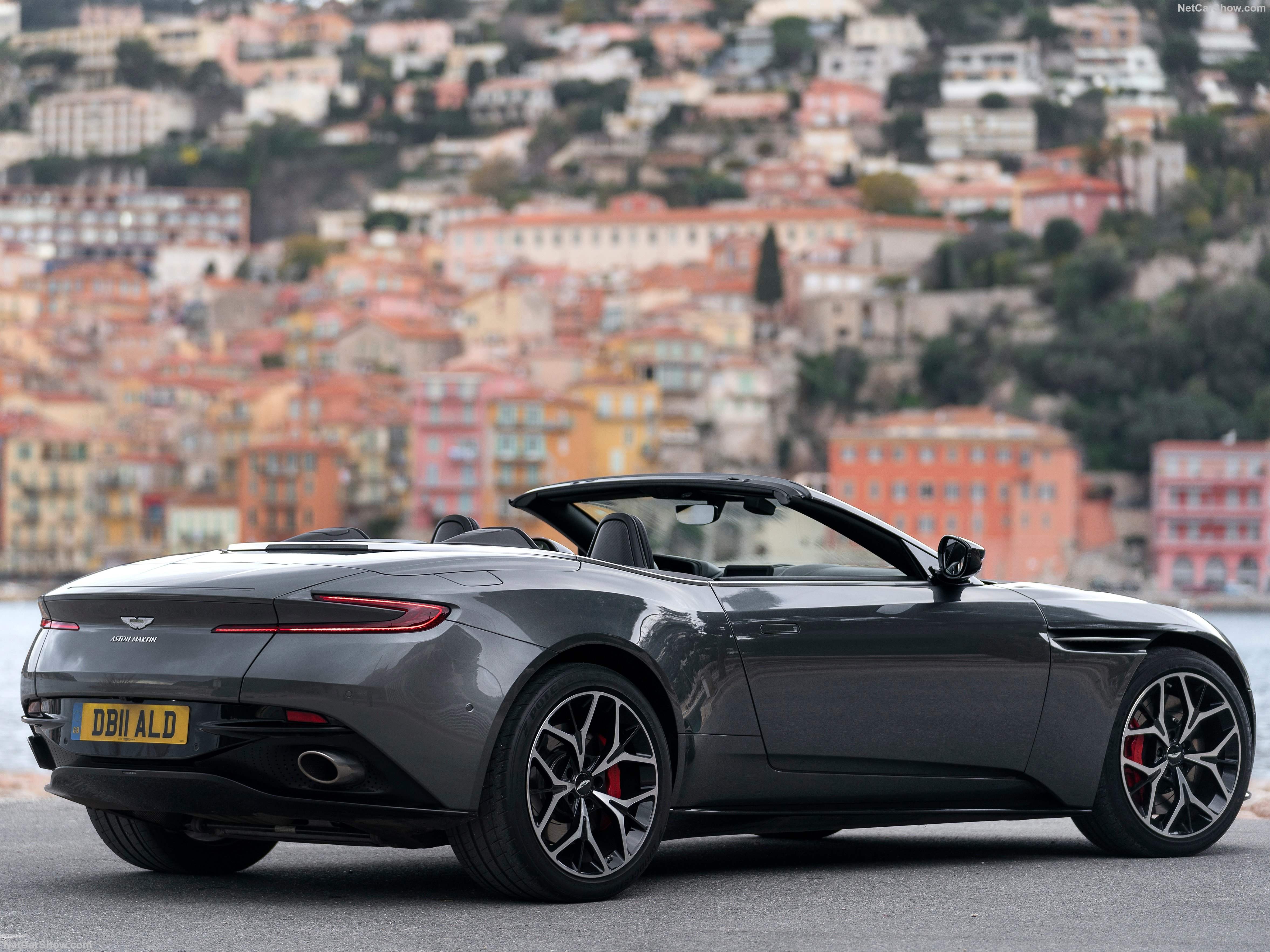 Aston Martin DB11 Volante (2019) – zadní tříčtvrteční pohled