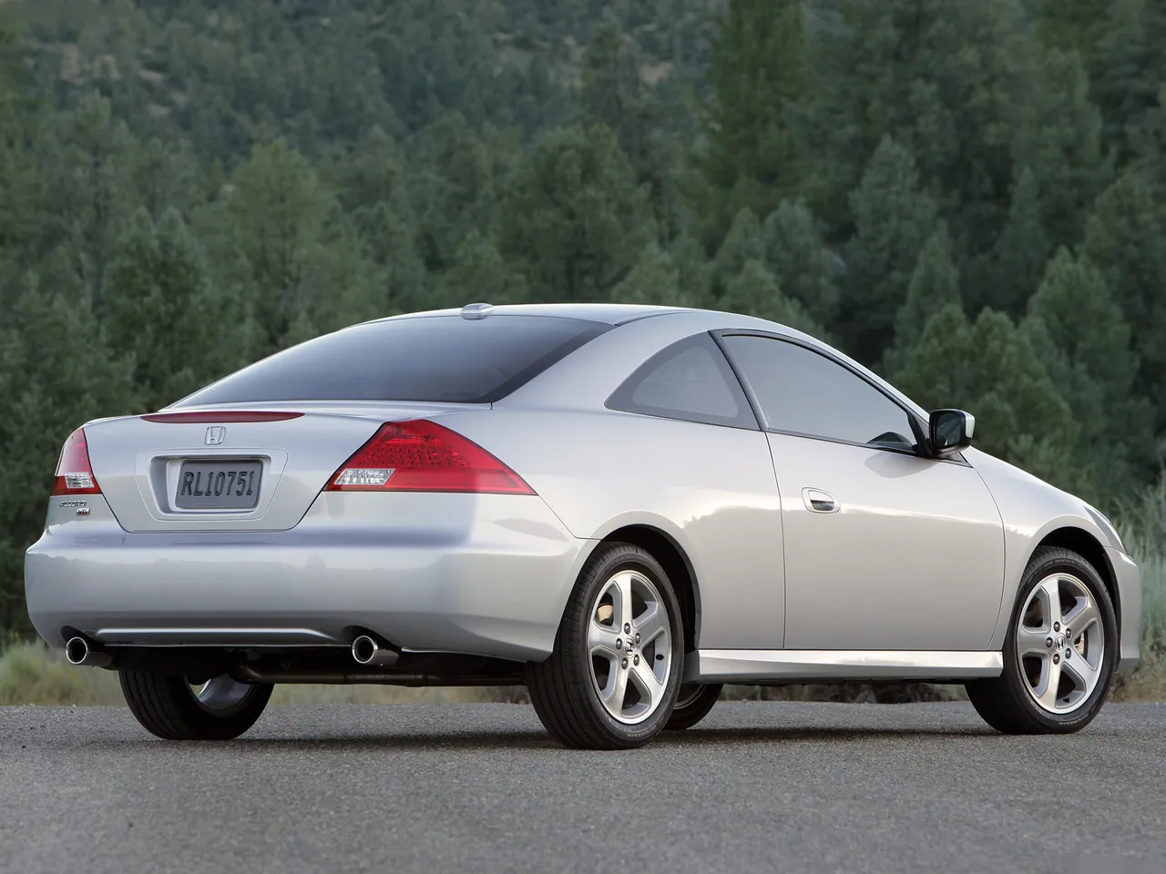 Honda Accord Coupe EX-L (2007) – zadní tříčtvrteční pohled