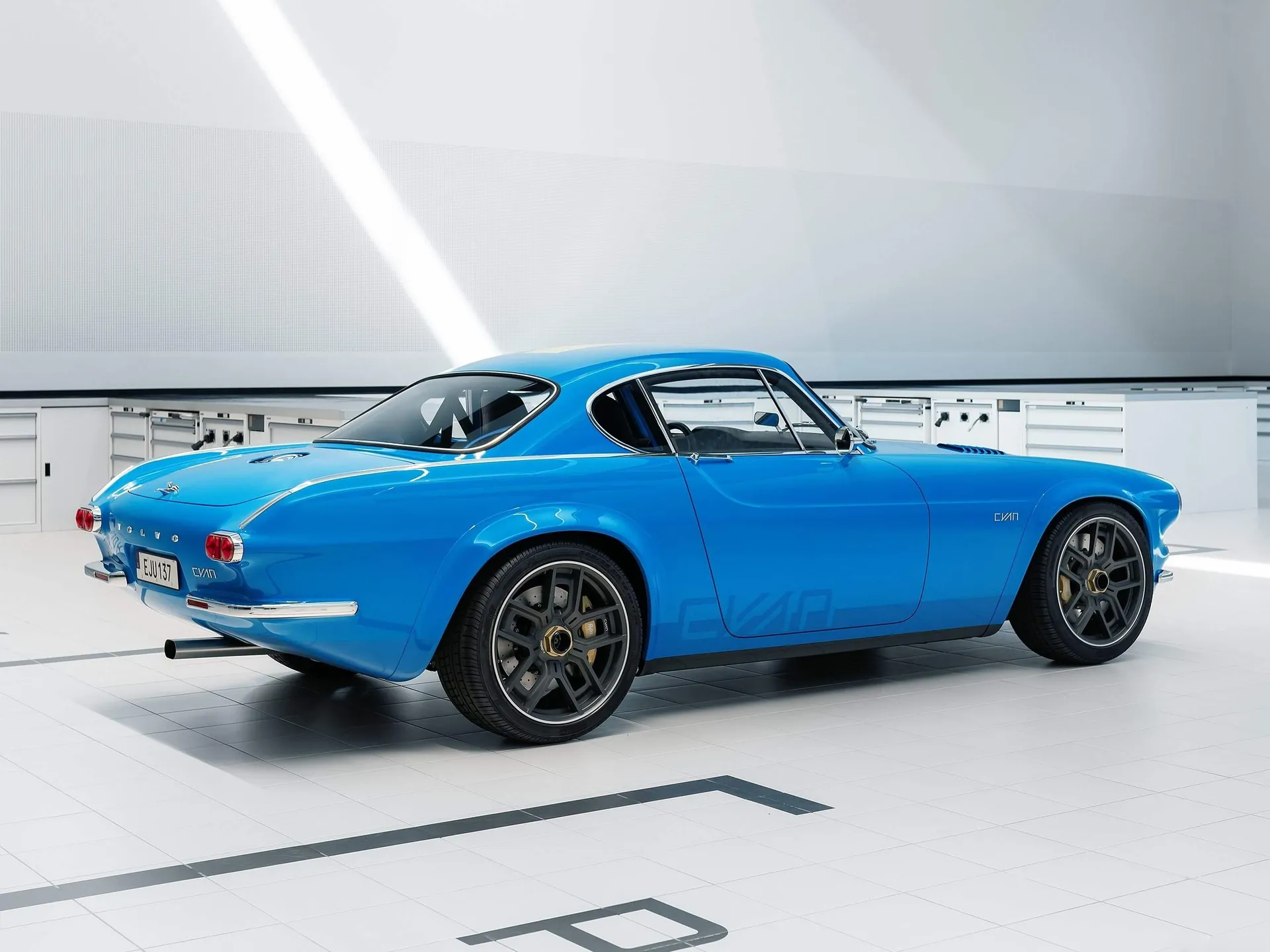 Volvo P1800 Cyan (2021) – zadní tříčtvrteční pohled