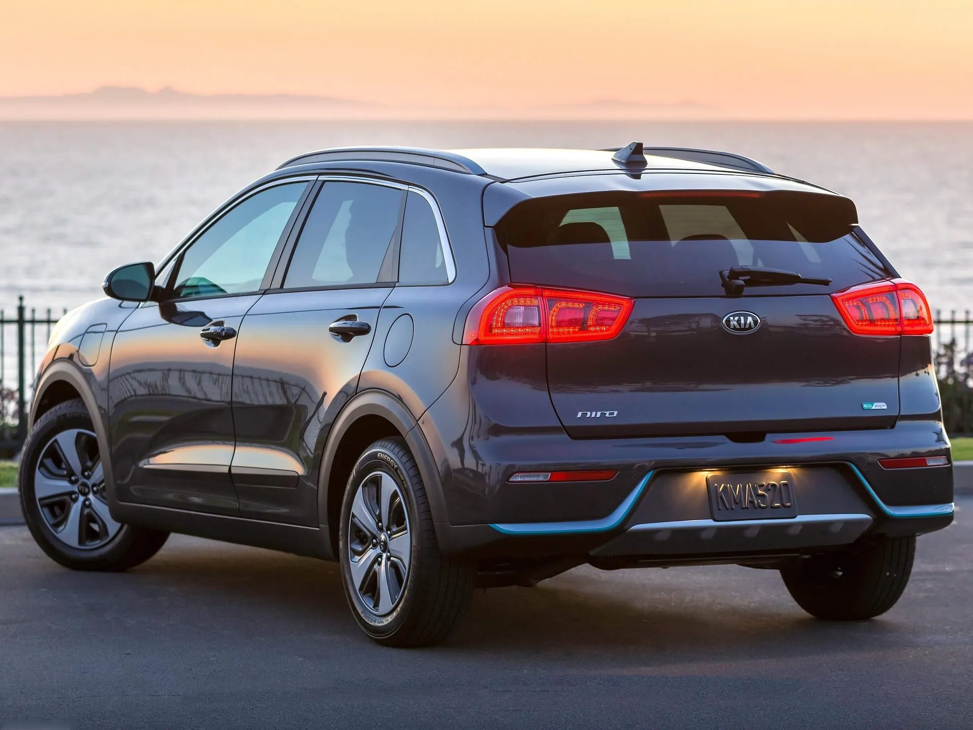 Kia Niro Plug-In Hybrid (2018) - Rear Three-Quarter
