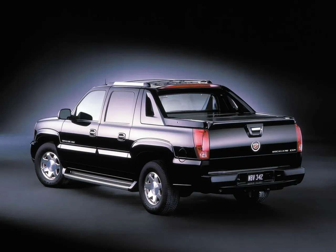 Cadillac Escalade EXT (2002) – zadní tříčtvrteční pohled