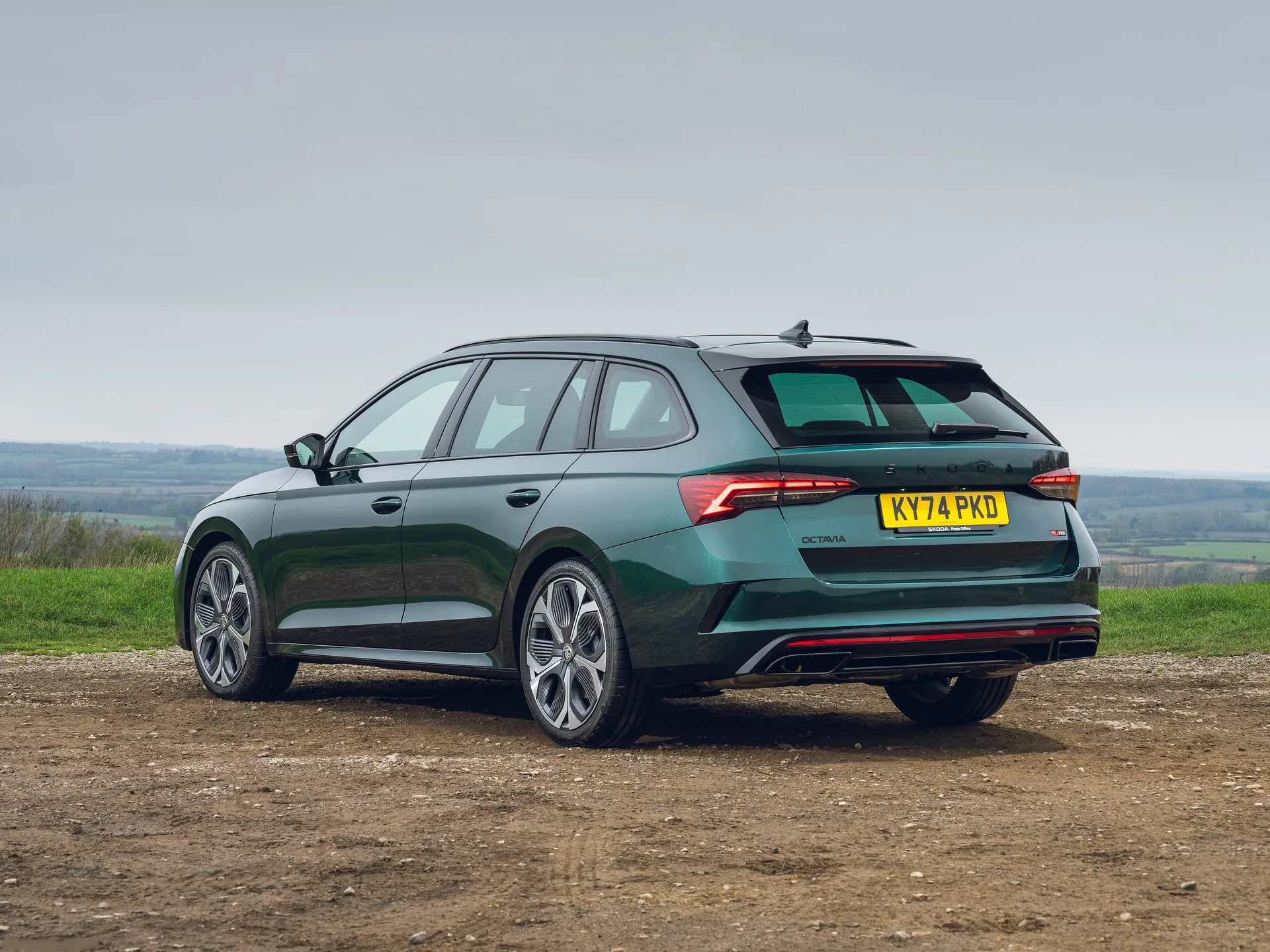 Skoda Octavia vRS Estate [UK] (2025) – zadní tříčtvrteční pohled