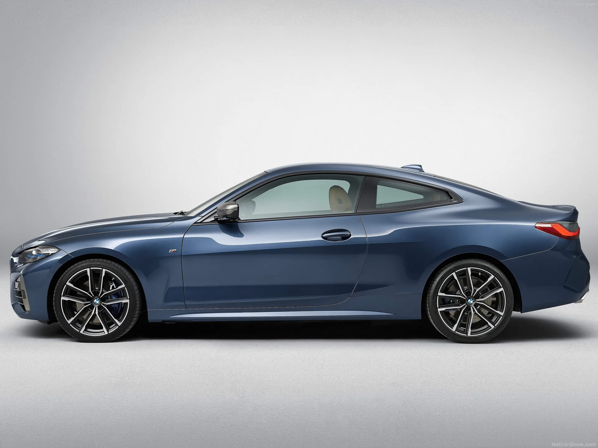 BMW M440i Coupe (2021) – boční profil