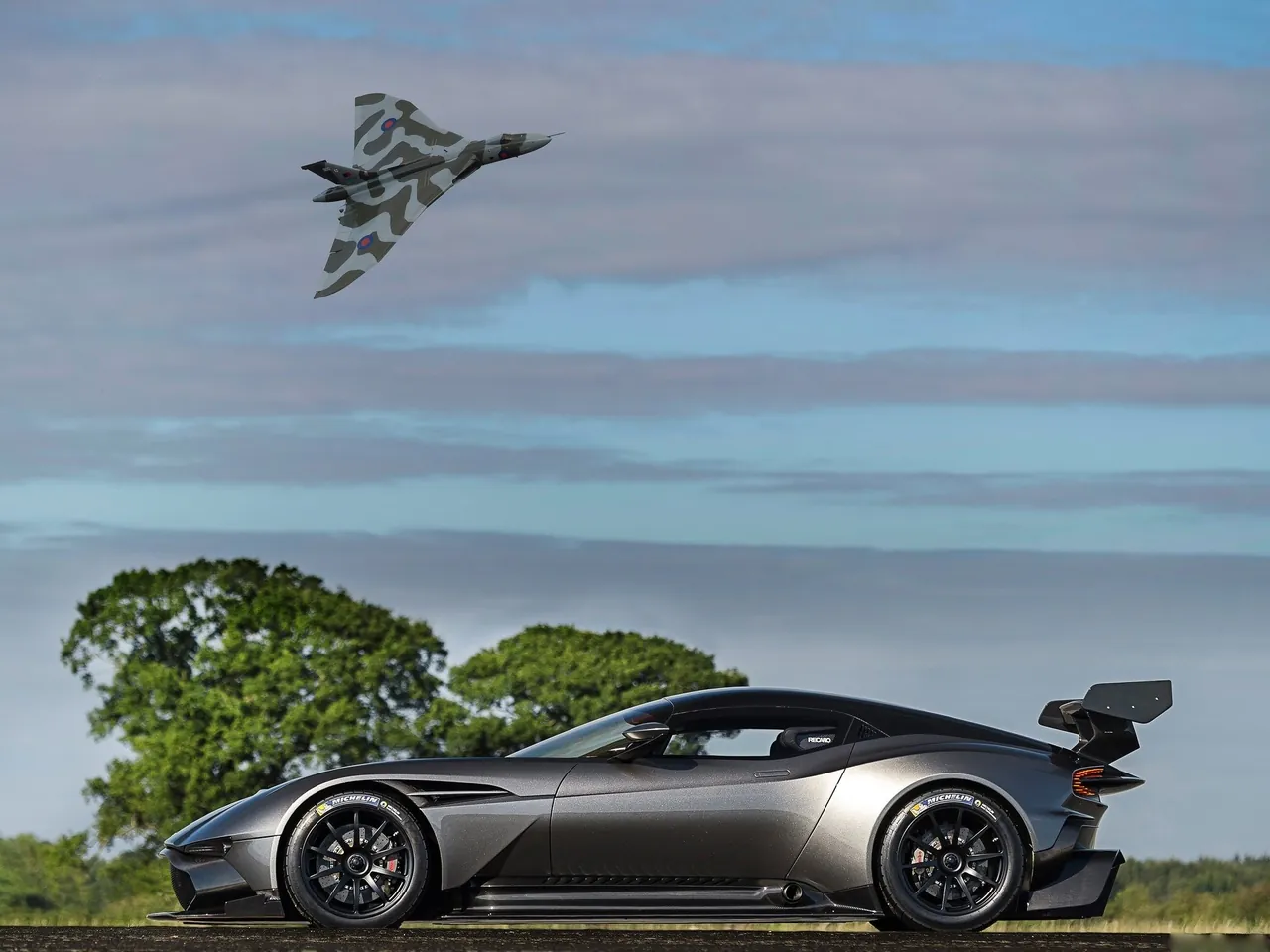 Aston Martin Vulcan (2016) – boční profil