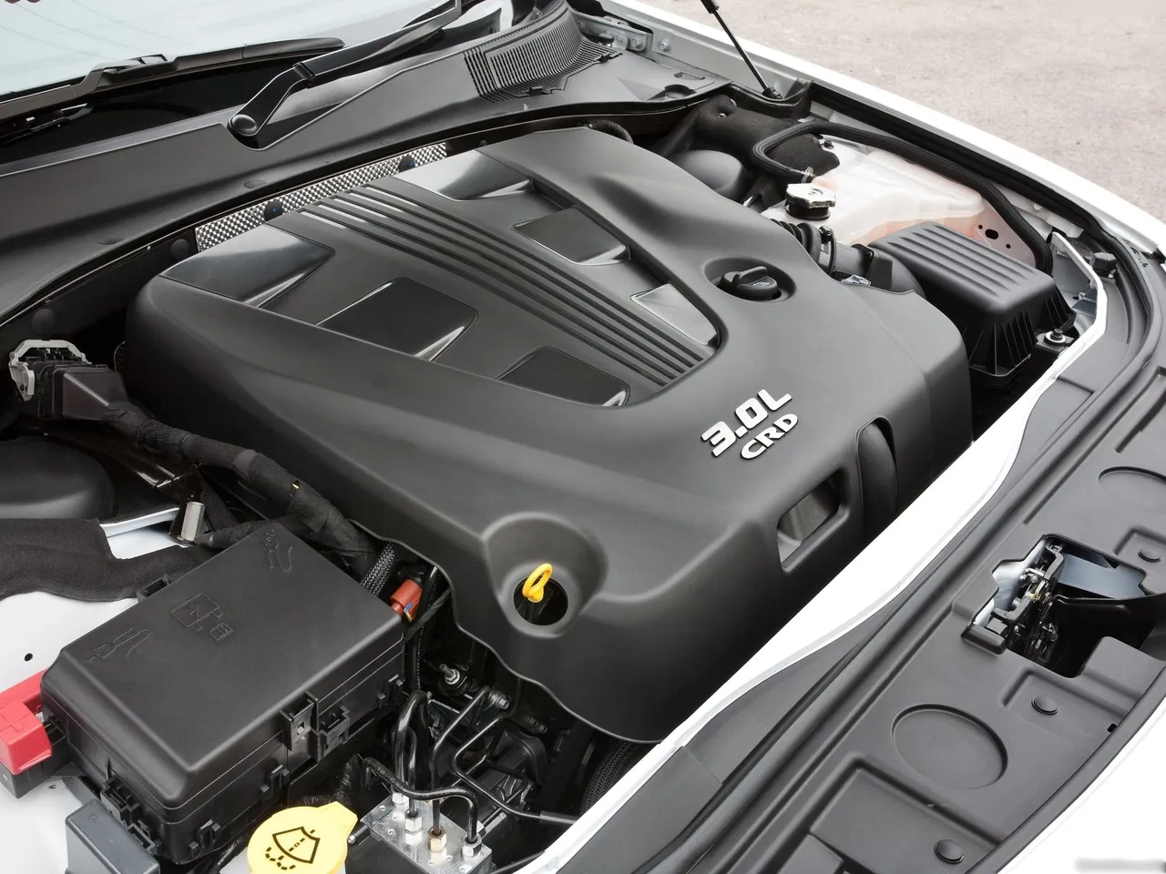 Chrysler 300C (2012) – motorový prostor