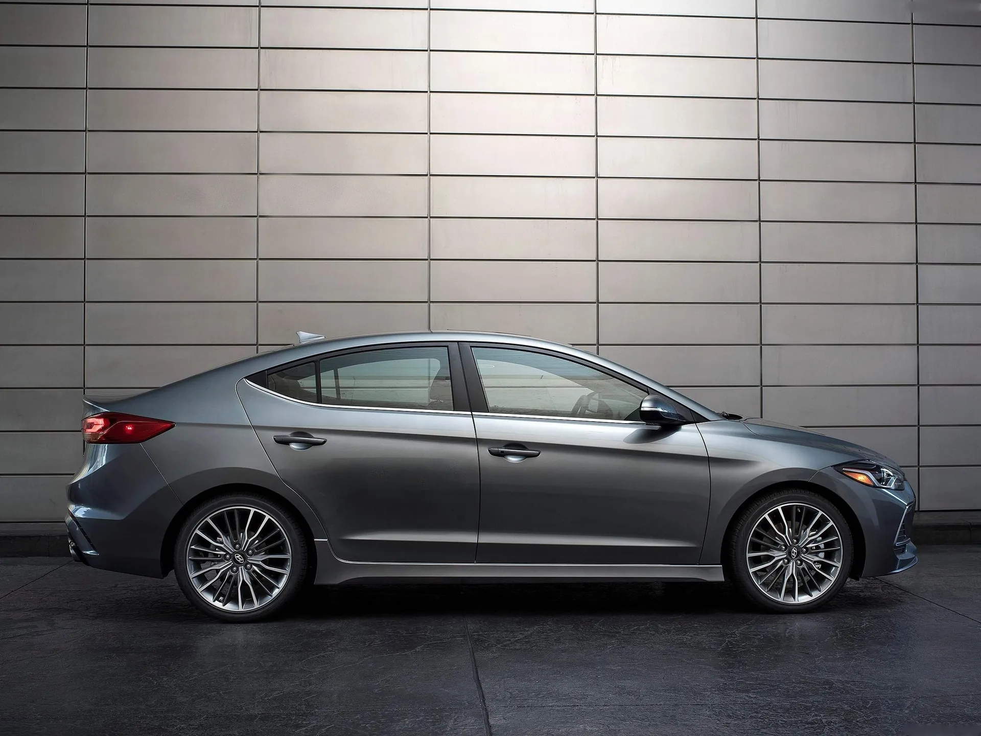 Hyundai Elantra Sport (2017) – boční profil