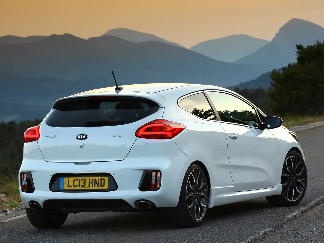 Kia Pro Ceed GT (2014) – zadní tříčtvrteční pohled