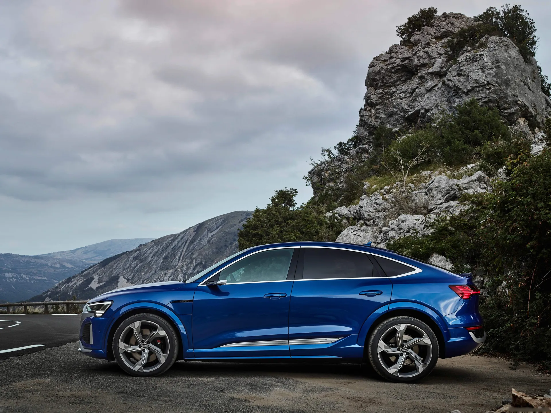 Audi SQ8 Sportback e-tron quattro (2024) – boční profil