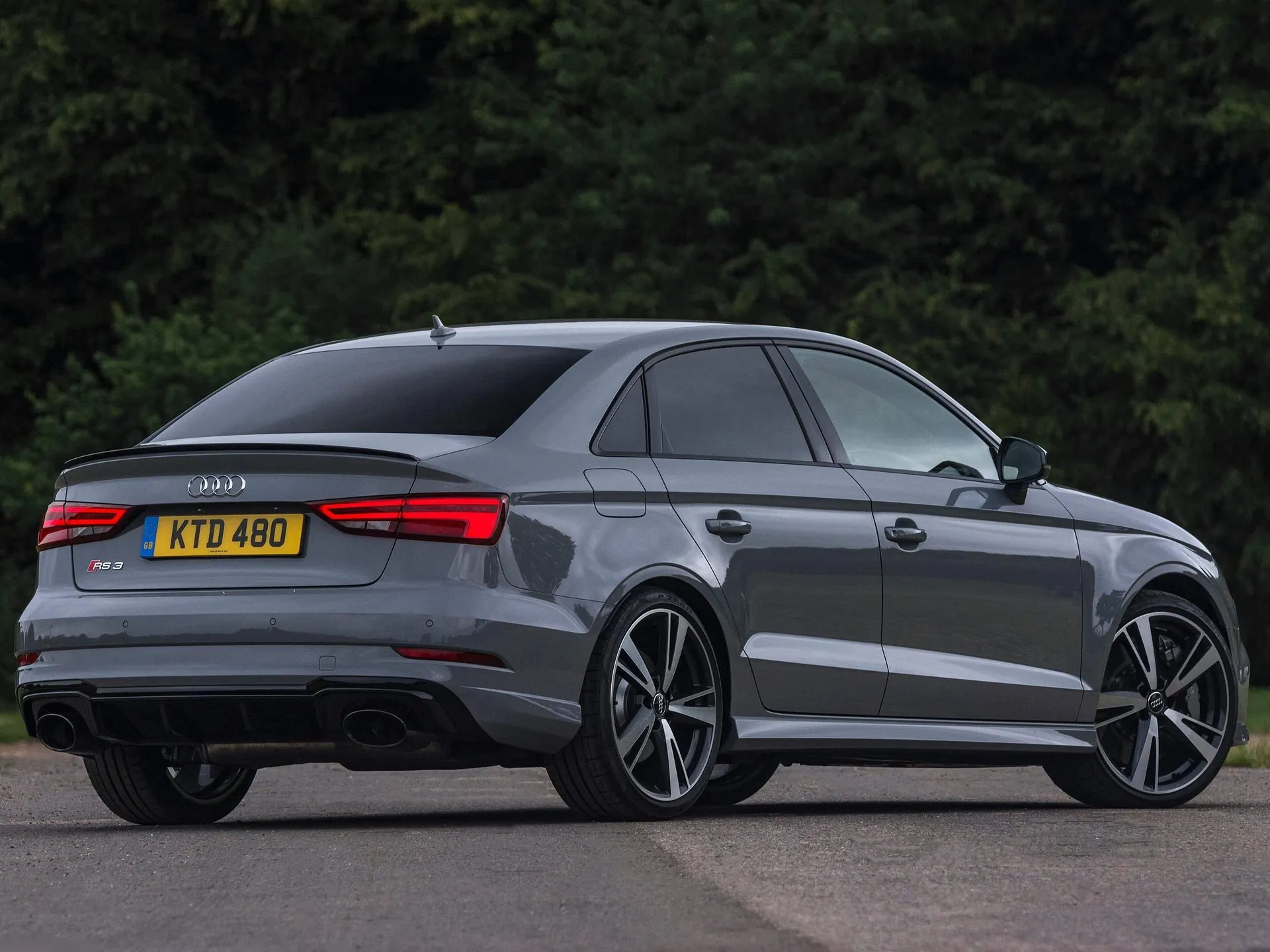 Audi RS3 Sedan (2017) – zadní tříčtvrteční pohled