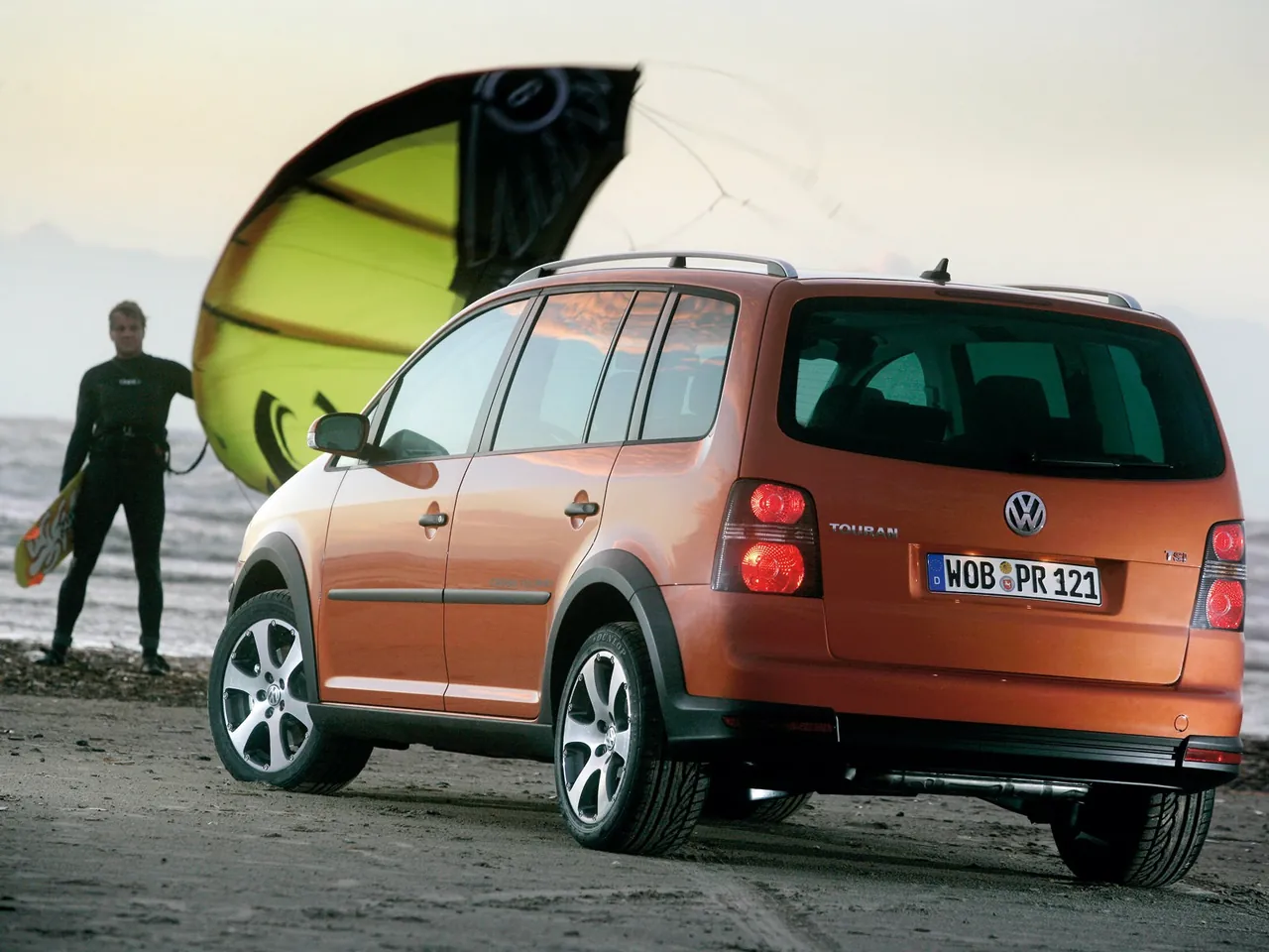 Volkswagen CrossTouran (2007) – zadní tříčtvrteční pohled