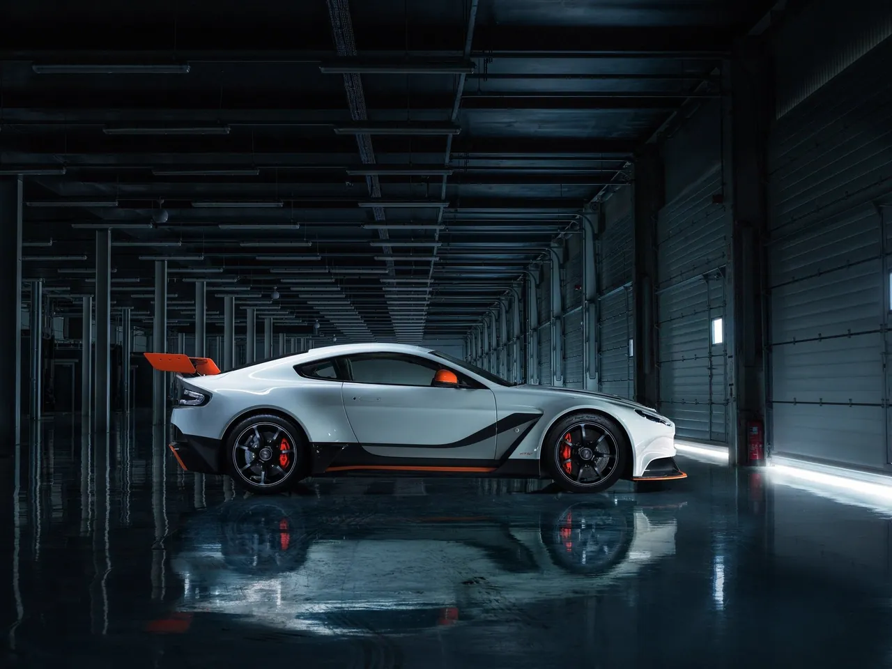 Aston Martin Vantage GT12 (2015) – boční profil