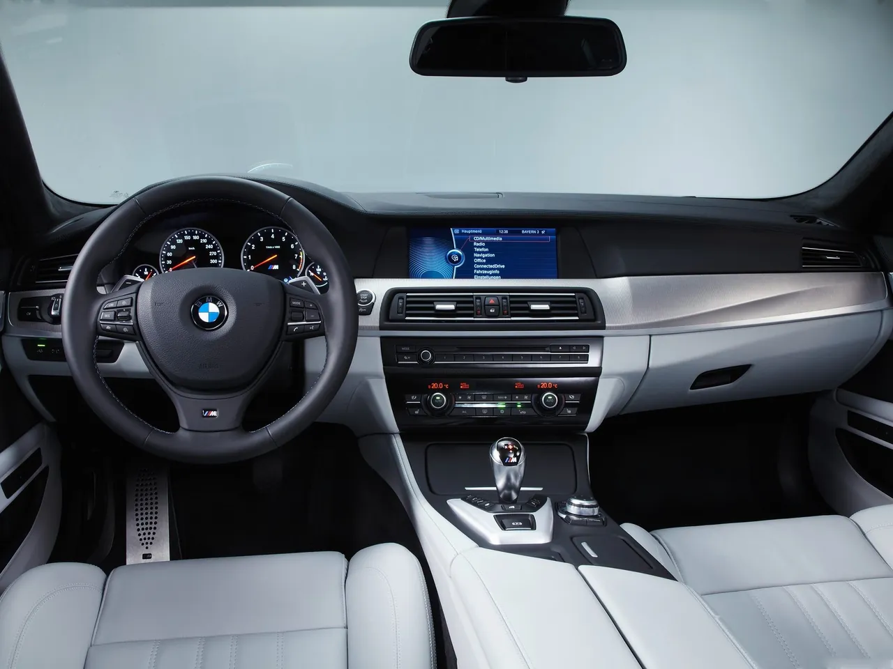 BMW M5 (2012) – interiér