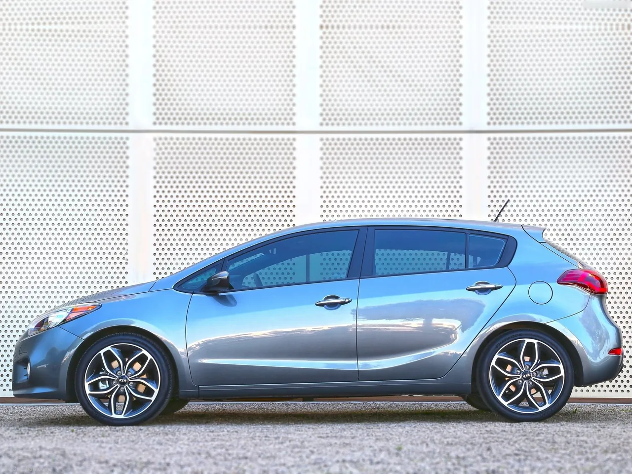 Kia Forte 5-door (2014) – boční profil
