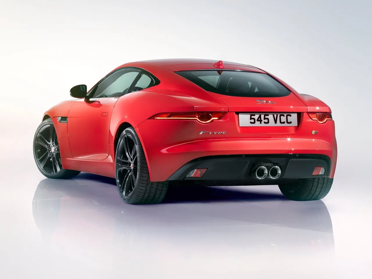 Jaguar F-Type Coupe (2015) – zadní tříčtvrteční pohled