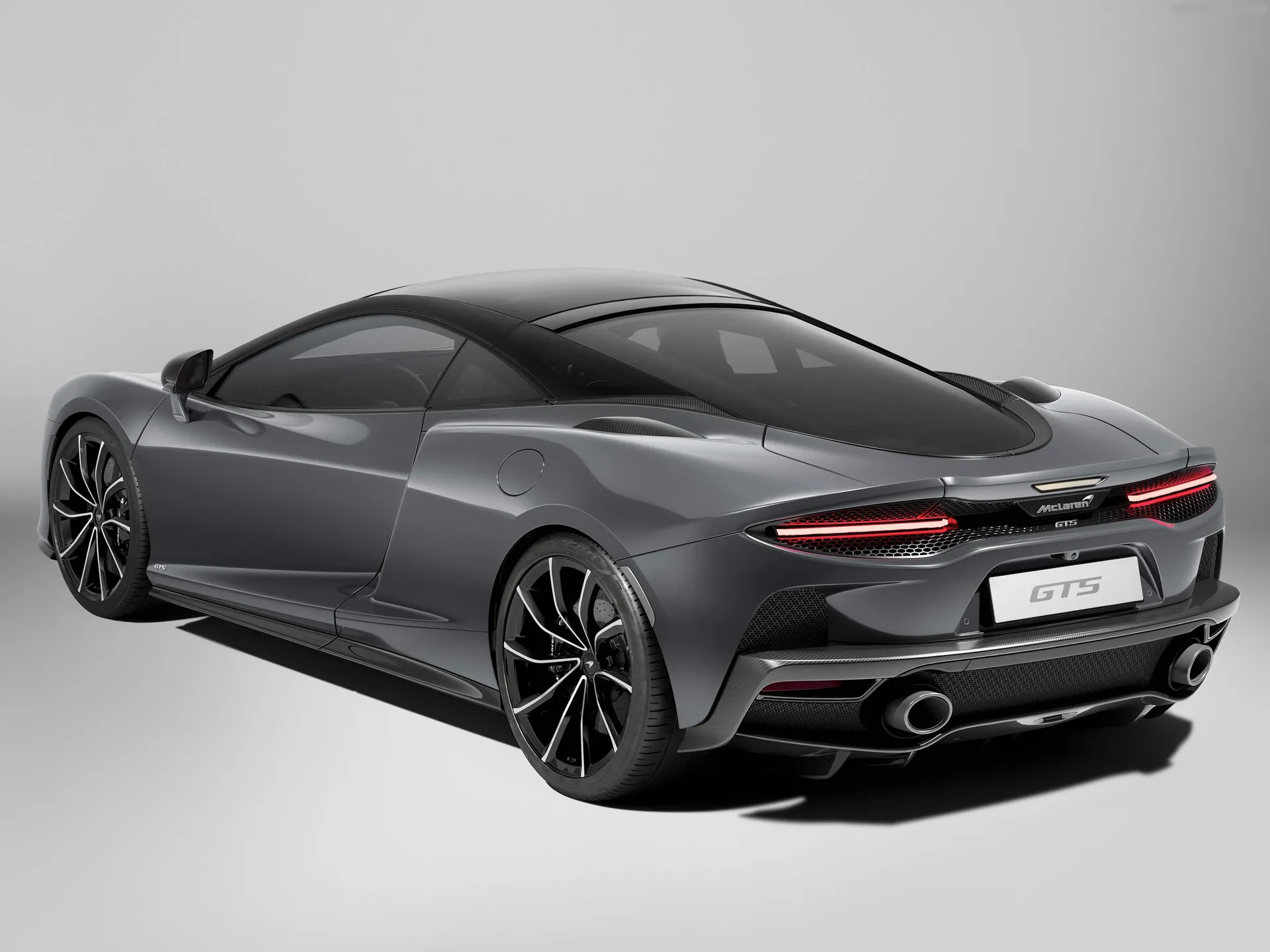 McLaren GTS (2024) – zadní tříčtvrteční pohled