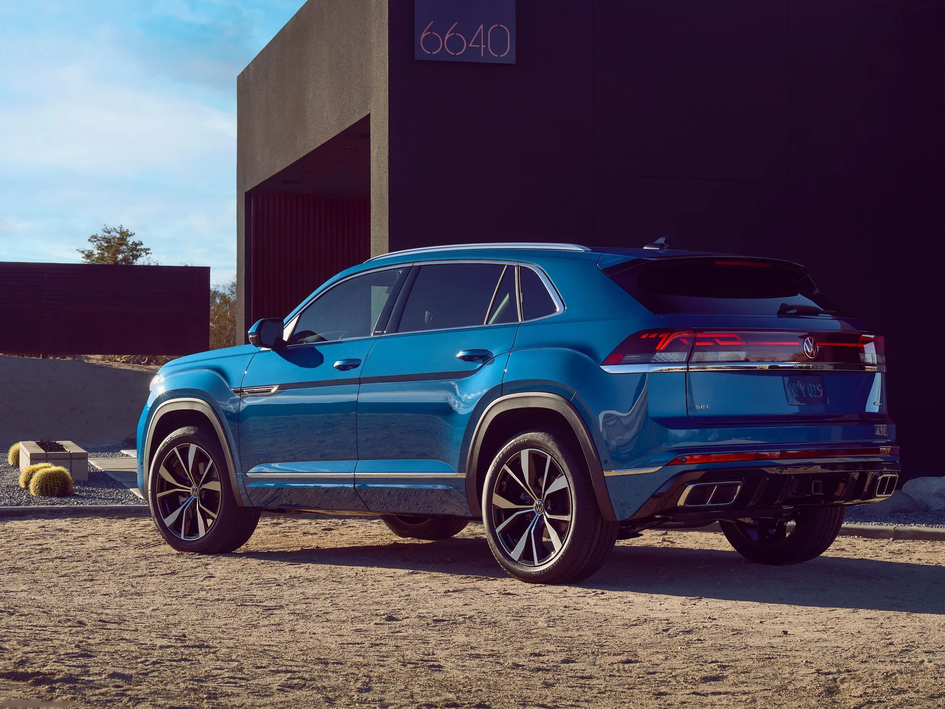 Volkswagen Atlas Cross Sport (2024) – zadní tříčtvrteční pohled