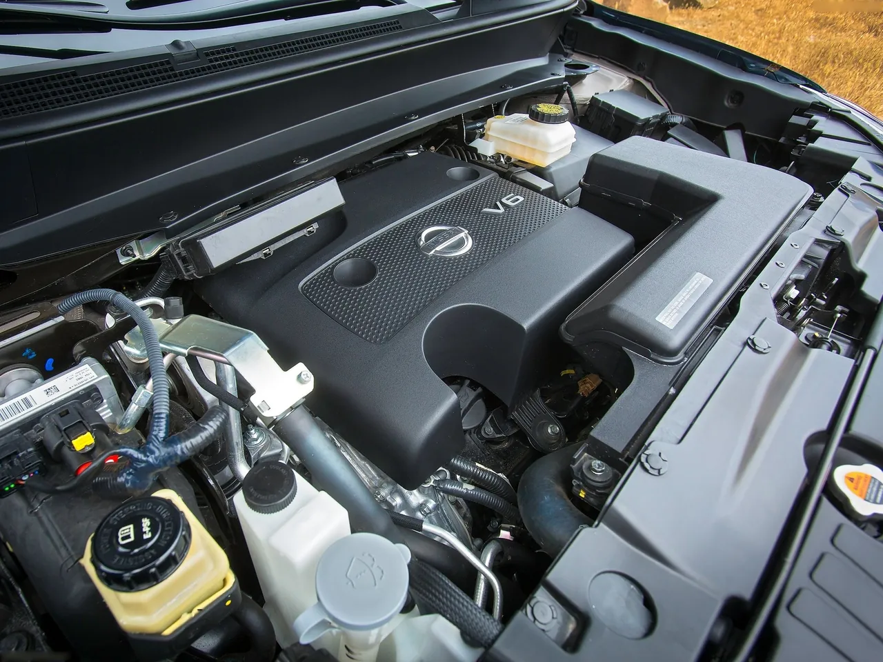 Nissan Pathfinder (2013) – motorový prostor