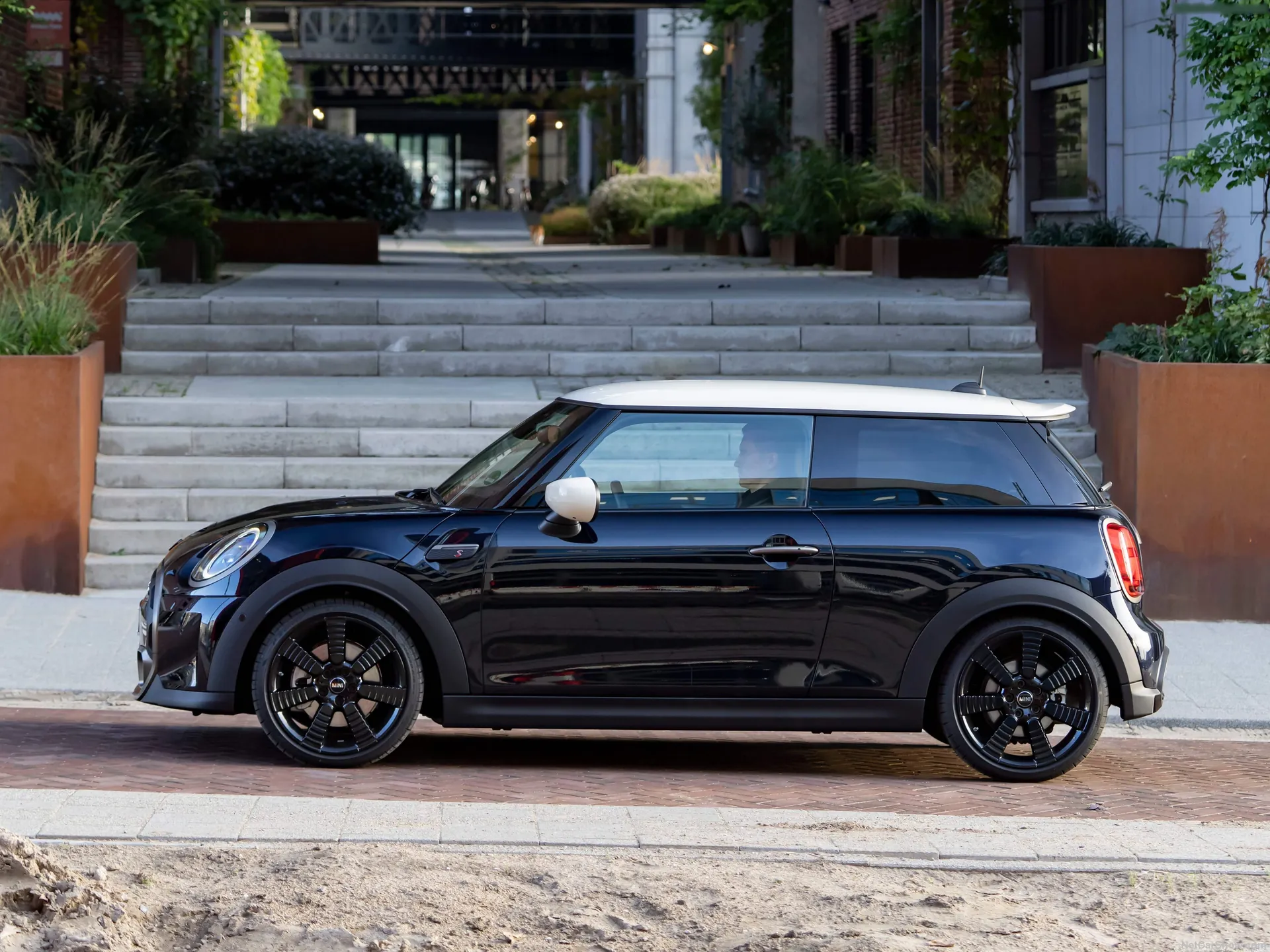 Mini Cooper S 3-door Resolute Edition (2022) – boční profil