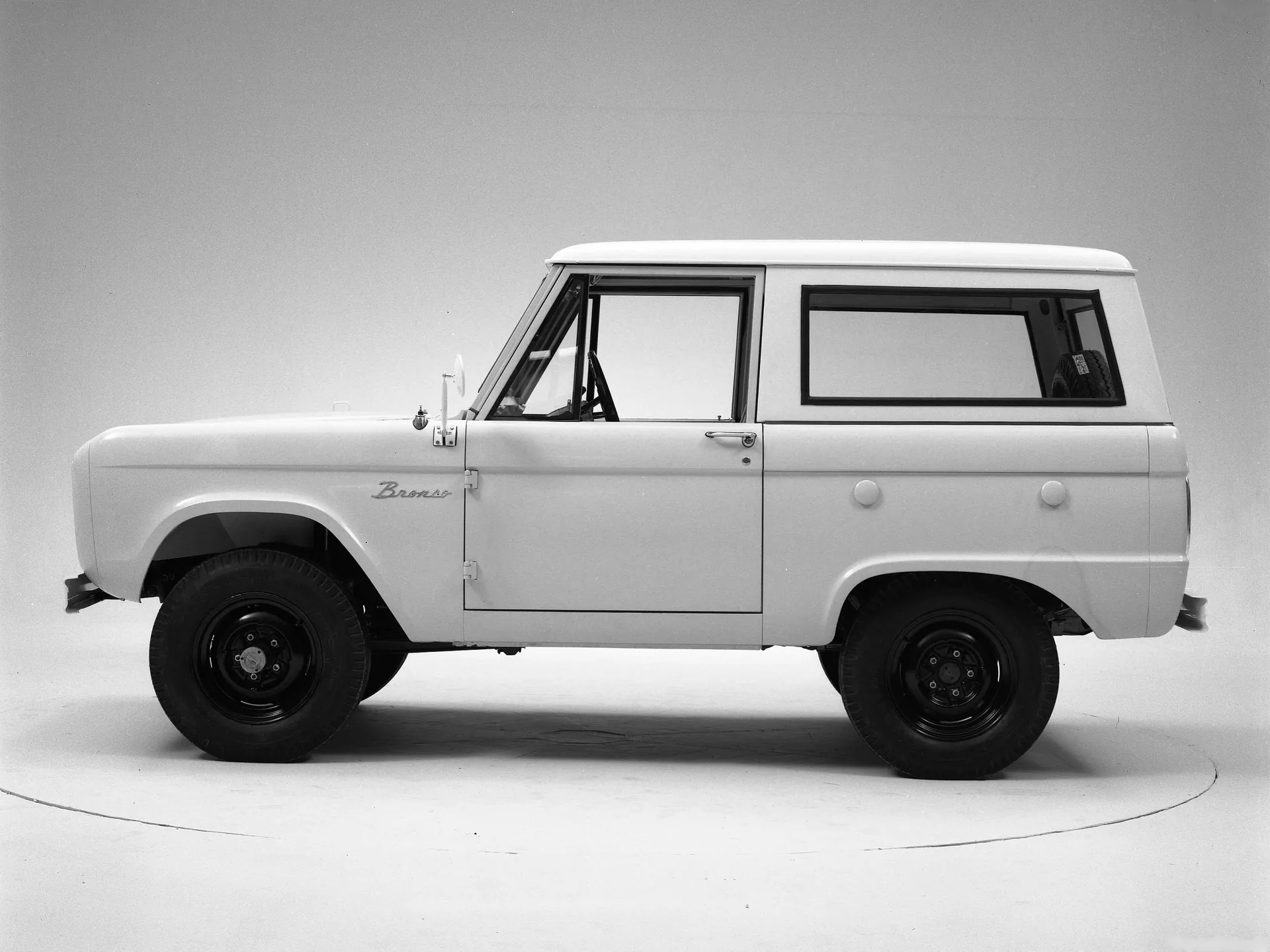 Ford Bronco (1966) – boční profil