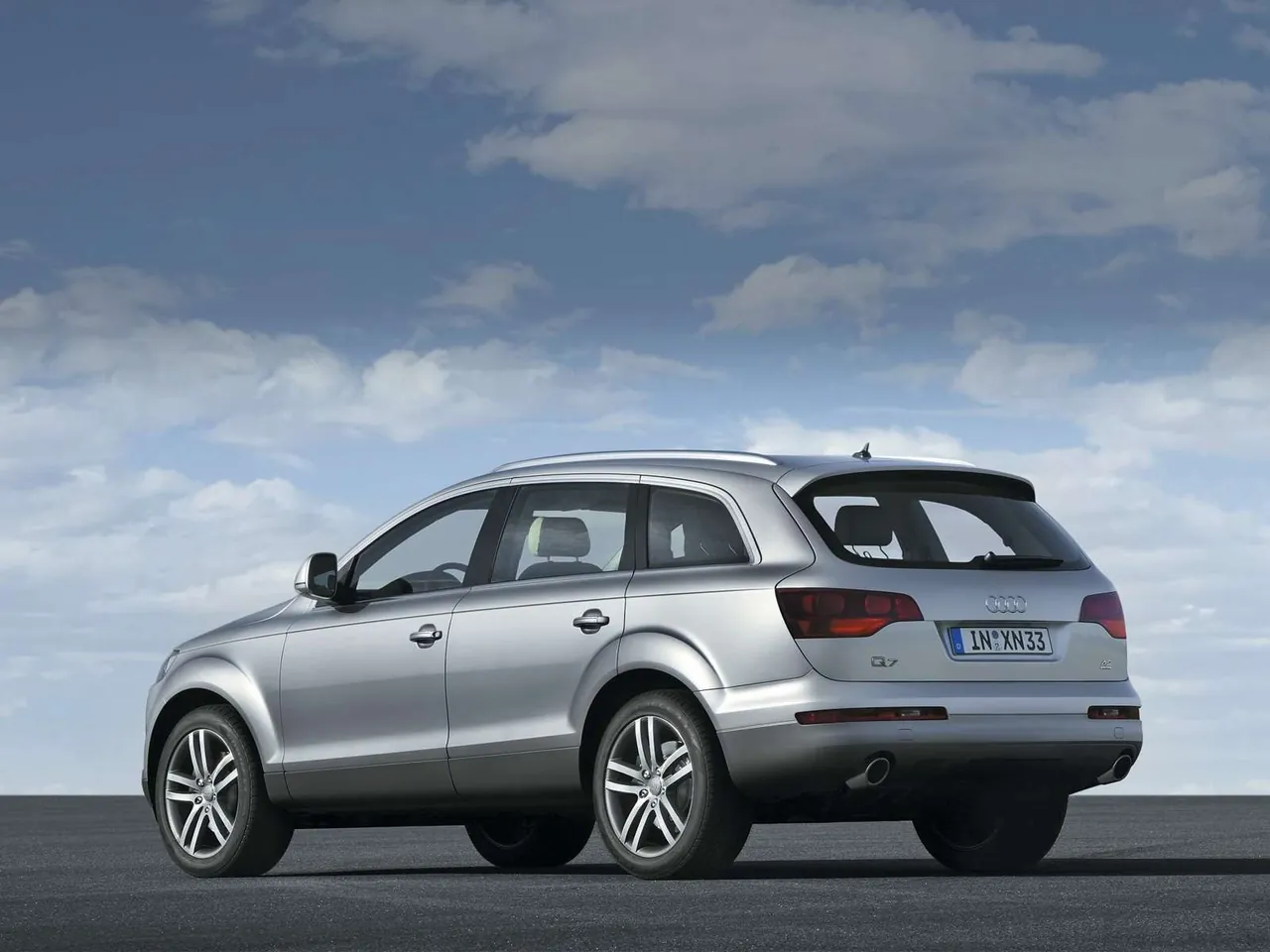 Audi Q7 (2006) – zadní tříčtvrteční pohled