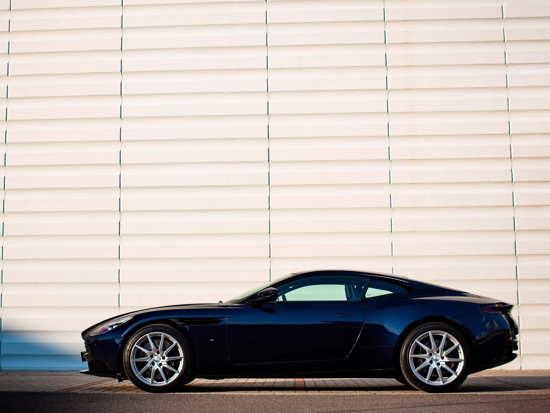 Aston Martin DB11 (2017) – boční profil