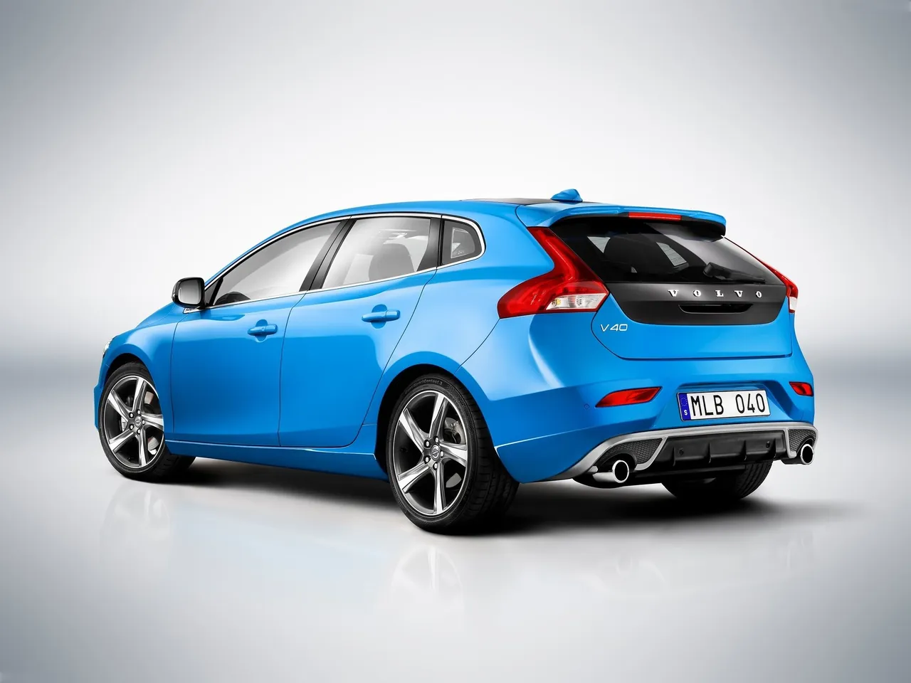Volvo V40 R-Design (2013) – zadní tříčtvrteční pohled