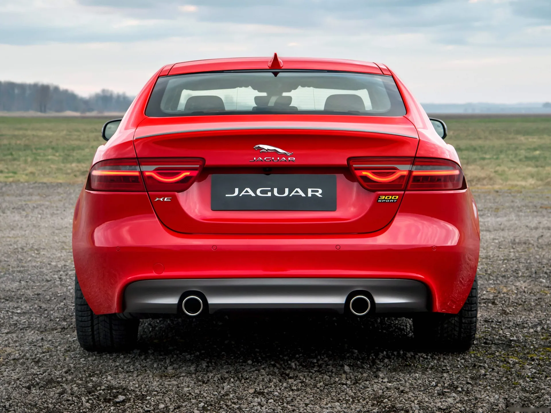 Jaguar XE 300 Sport (2019) – zezadu