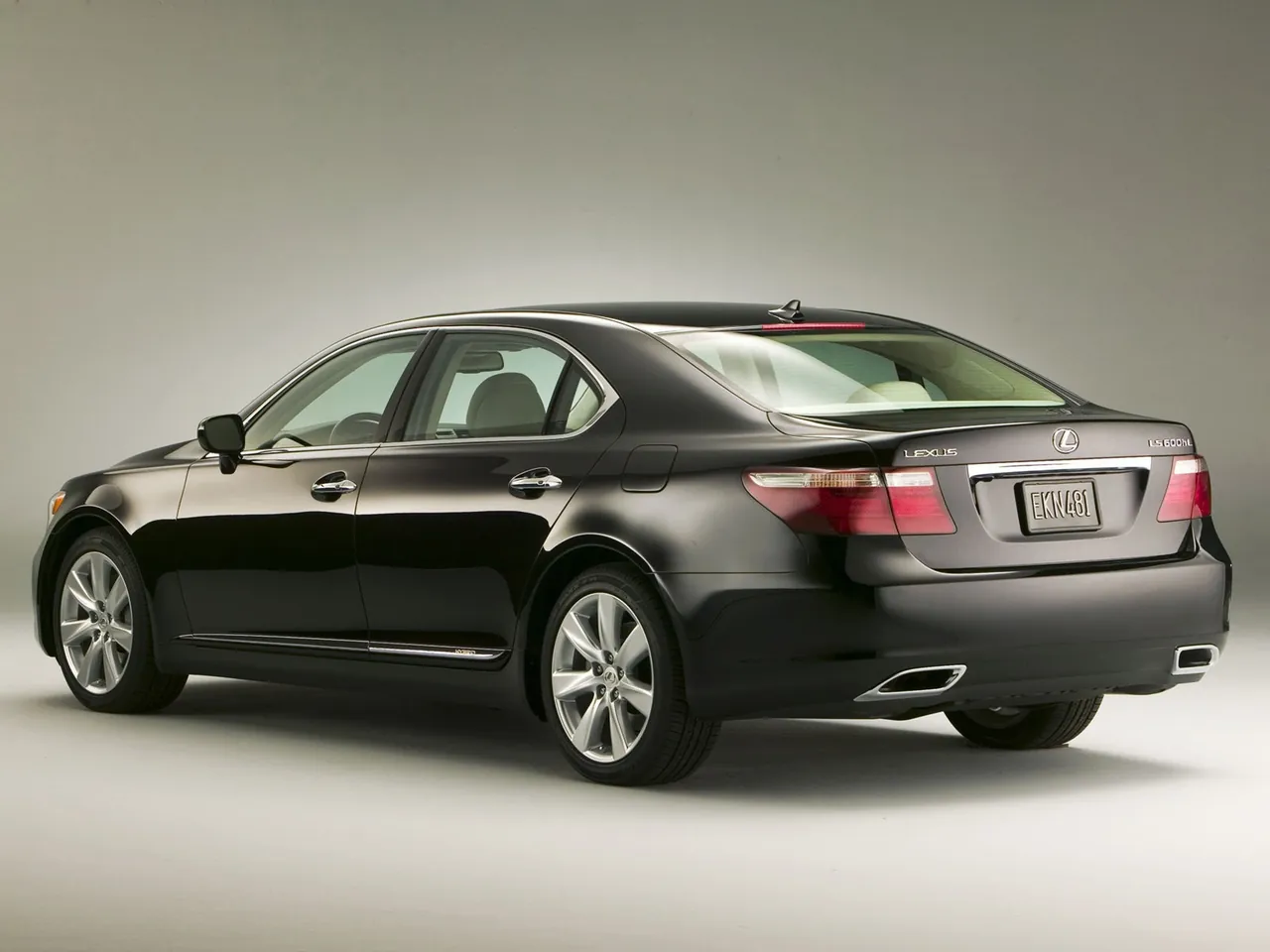 Lexus LS 600h L (2008) – zadní tříčtvrteční pohled