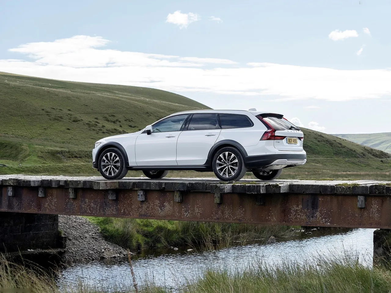 Volvo V90 Cross Country (2020) – zadní tříčtvrteční pohled