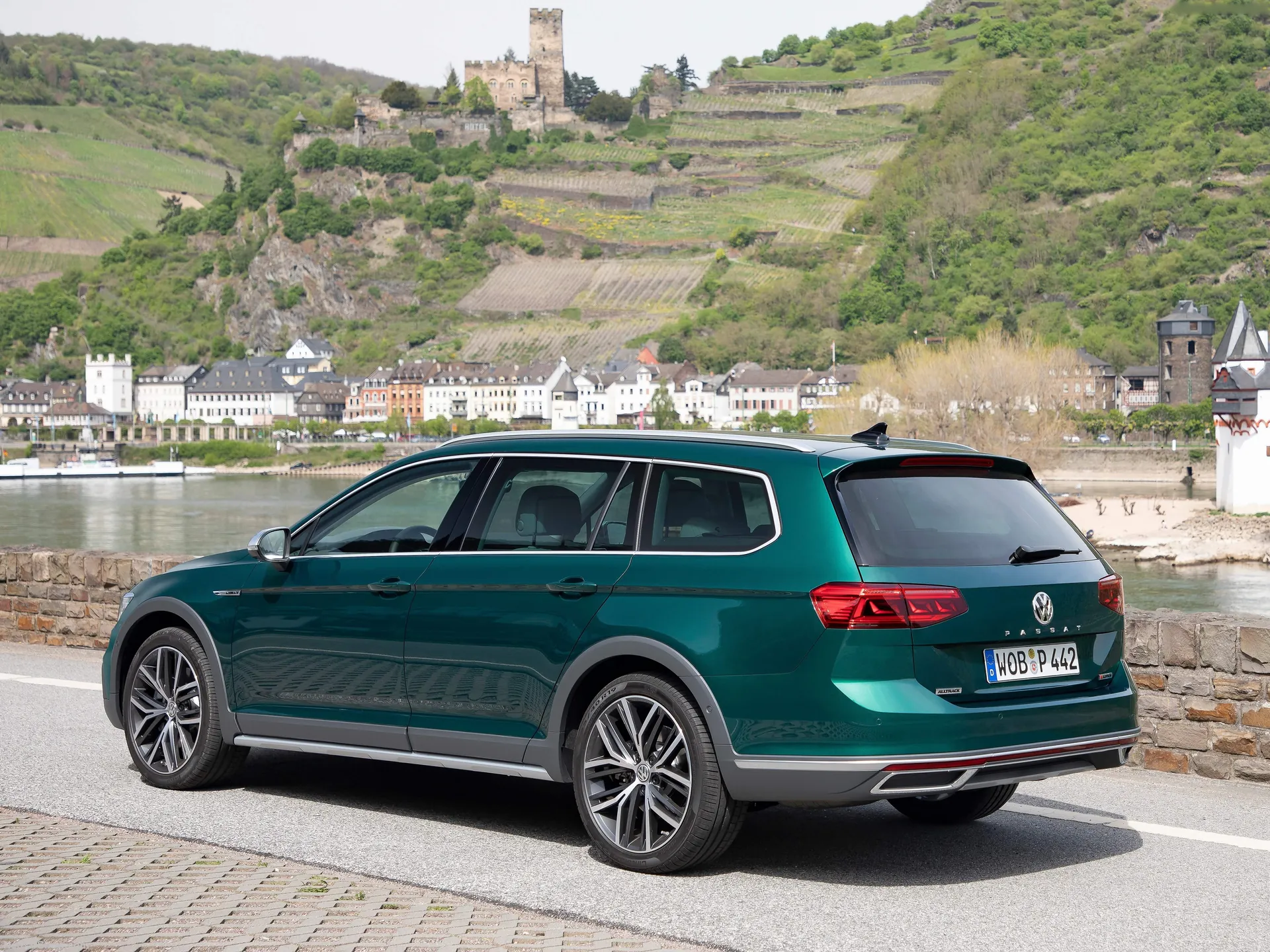 Volkswagen Passat Alltrack (2020) – zadní tříčtvrteční pohled