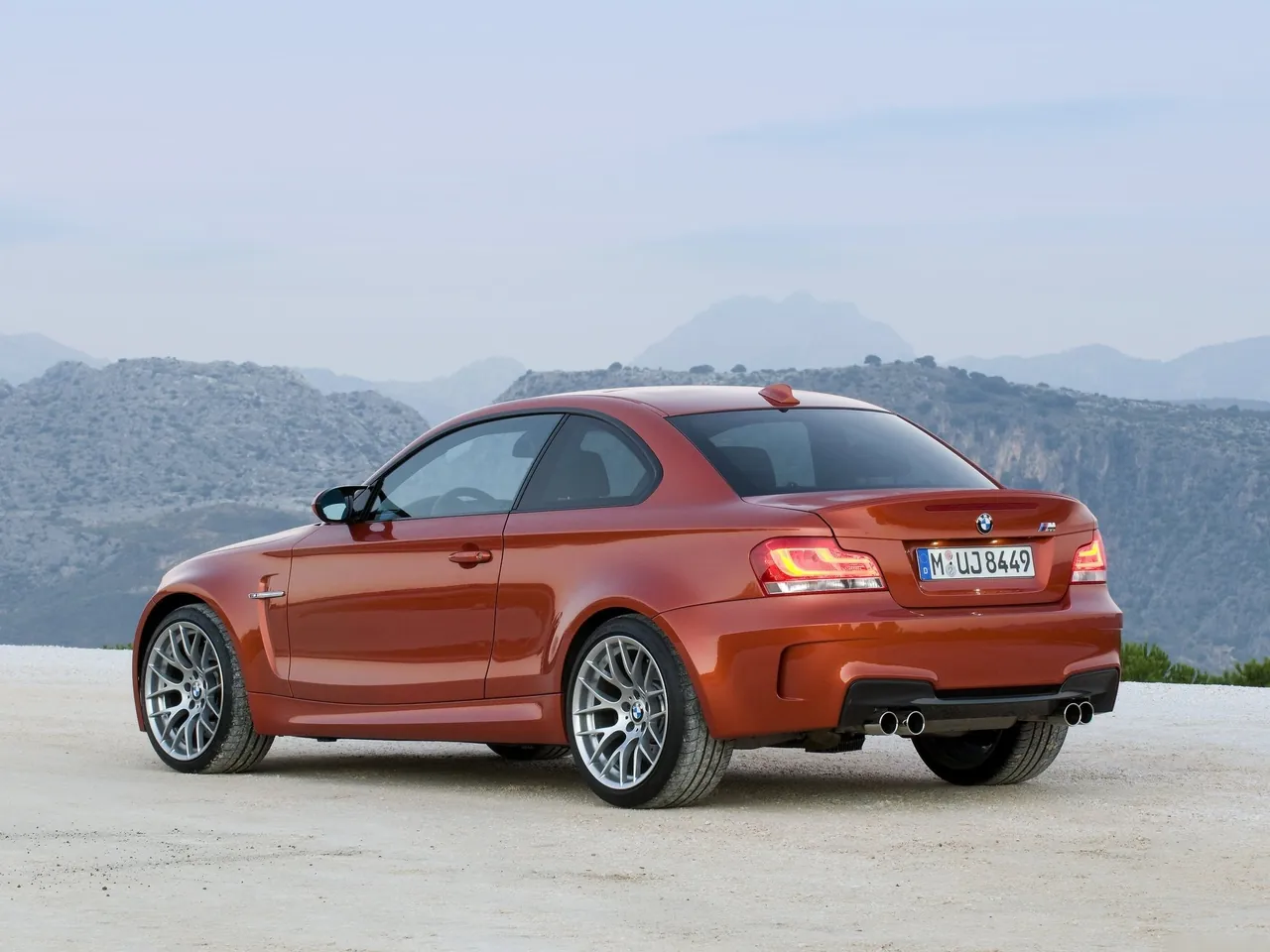 BMW 1-Series M Coupe (2011) – zadní tříčtvrteční pohled