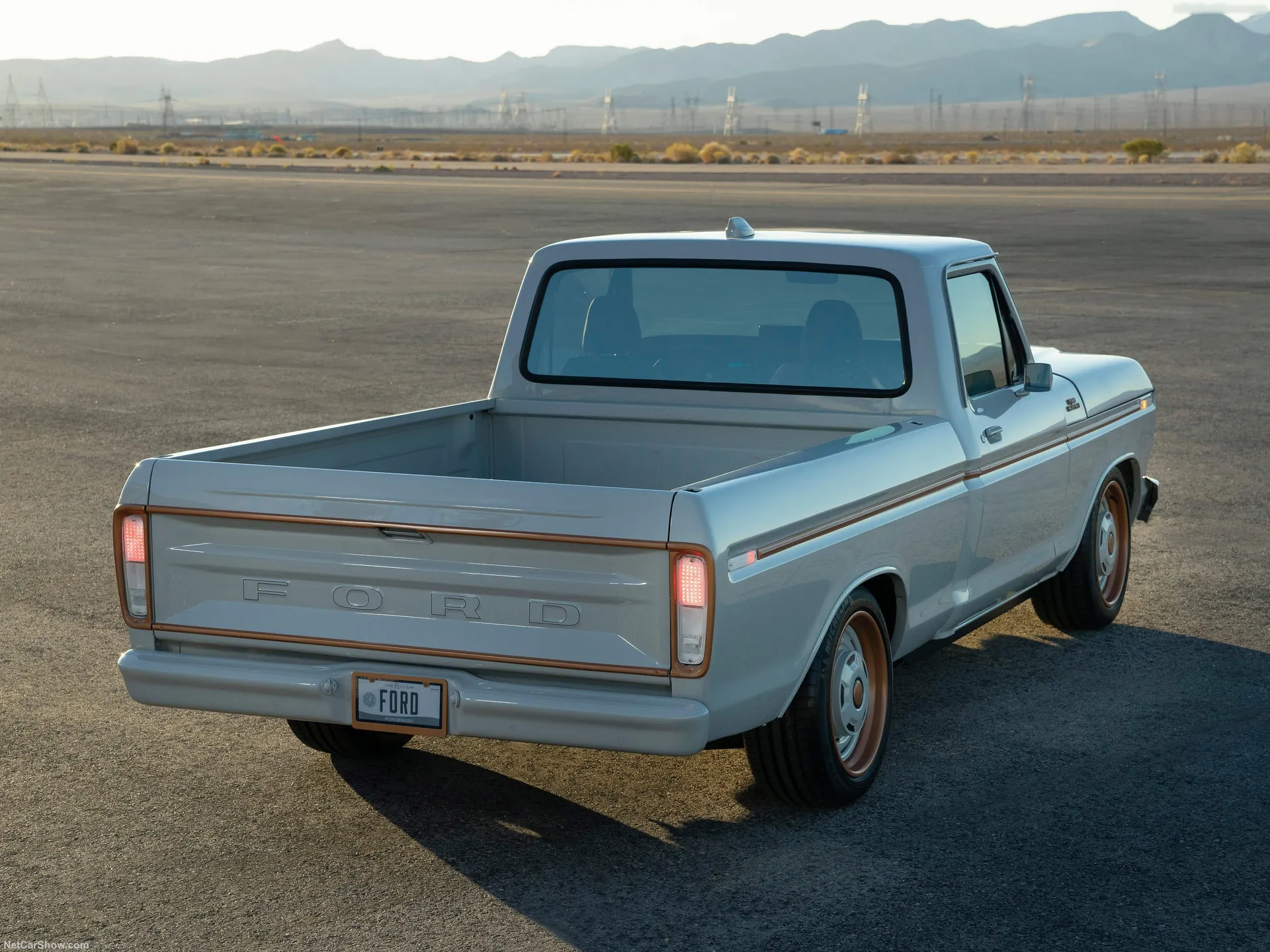 Ford F-100 Eluminator Concept (2021) – zadní tříčtvrteční pohled
