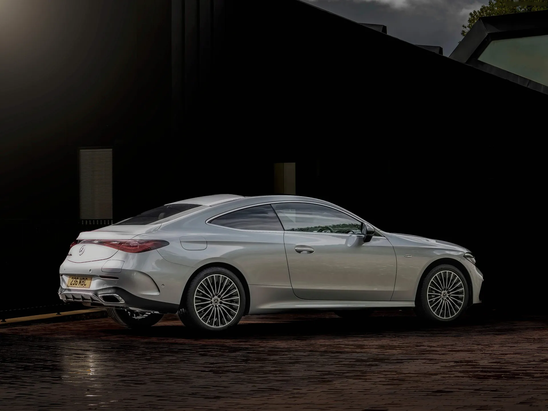 Mercedes-Benz CLE Coupe [UK] (2024) – zadní tříčtvrteční pohled