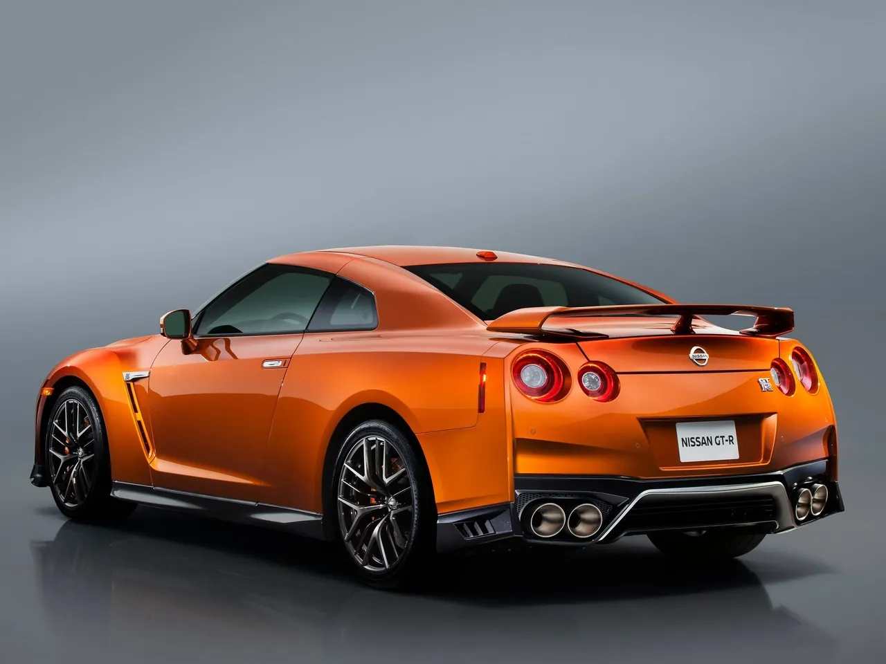 Nissan GT-R (2017) – zadní tříčtvrteční pohled