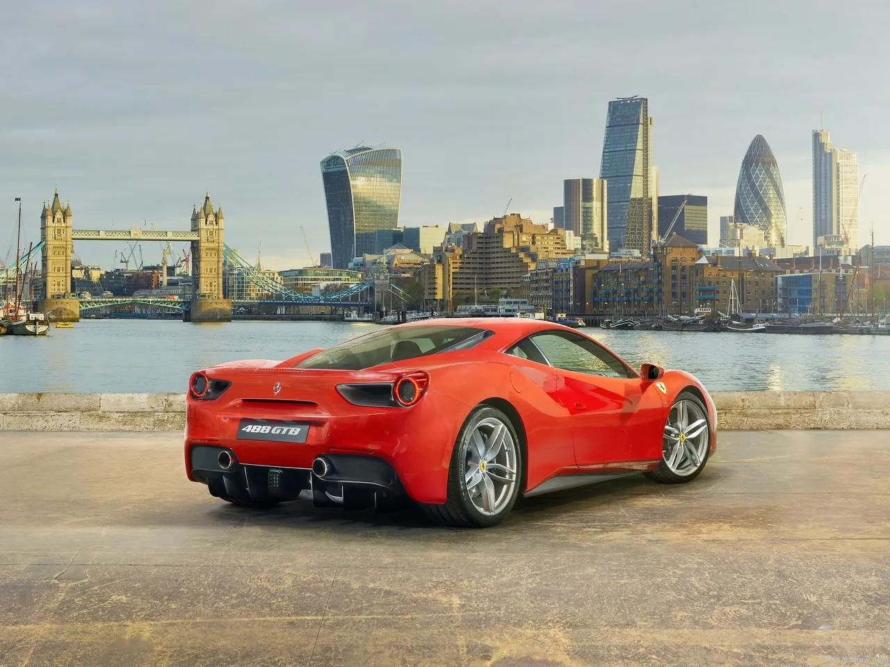 Ferrari 488 GTB (2016) – zadní tříčtvrteční pohled